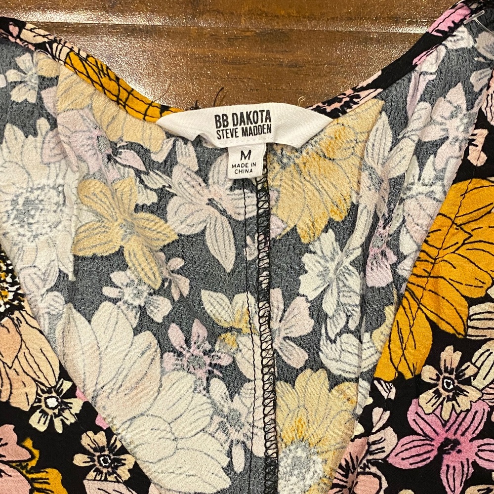 BB Dakota Steve Madden V-Neck Button Down Short Sleeve Sleeve Floral Romper Sz M - Picture 3 of 14